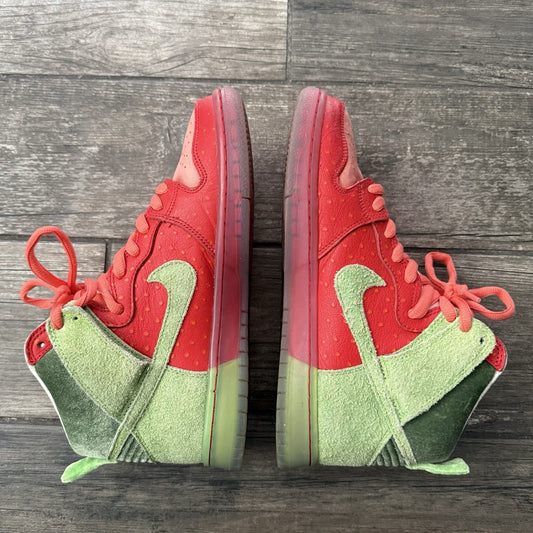 NIKE SB DUNK HI STRAWBERRY COUGH SZ 8 GREEN RED SNEAKERS NO BOX CW7093-600 Yesterday's Fits Clothing Fashion Vintage Streetwear Fashion Item