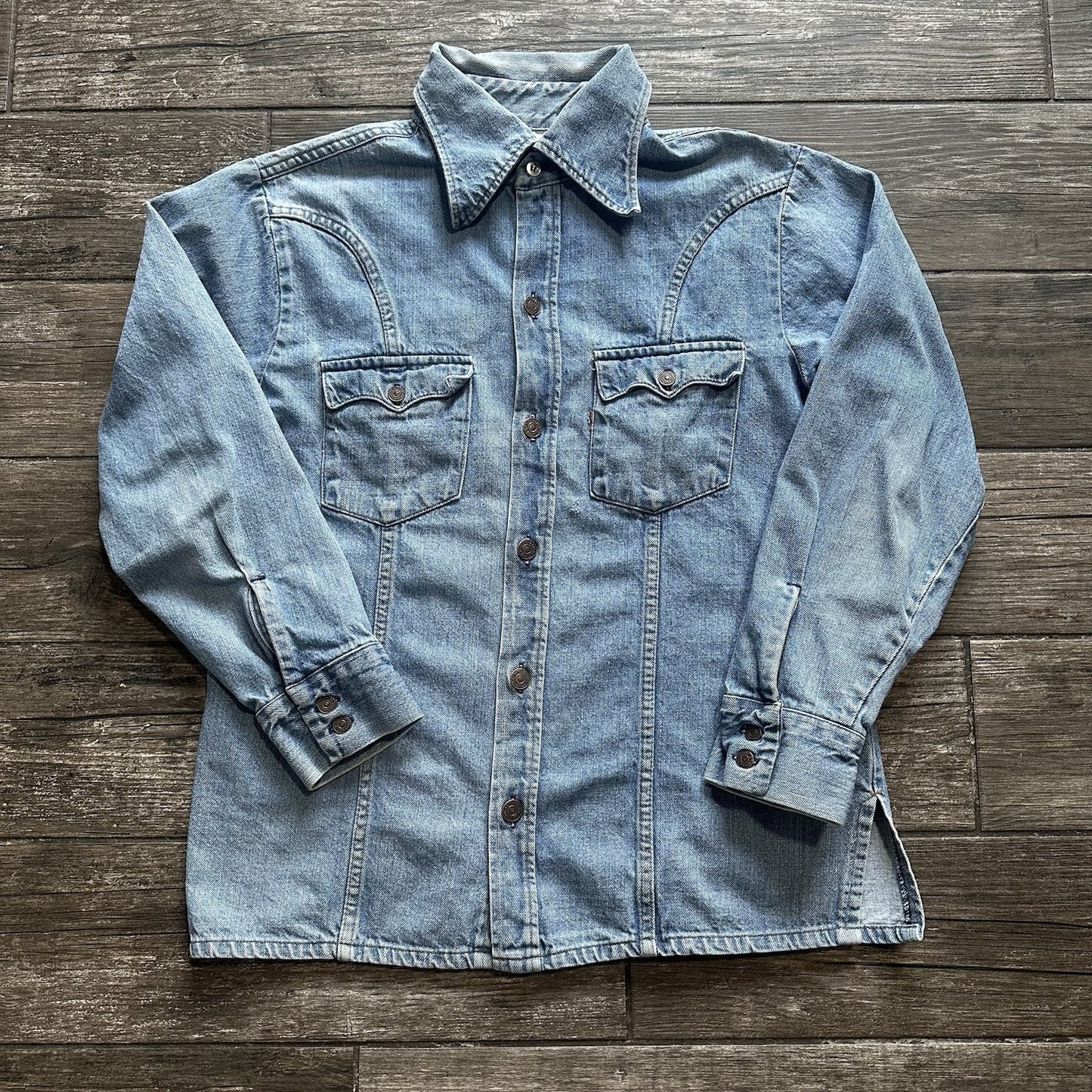 VTG 70s LEVIS BLUE DENIM JEAN BUTTON SHIRT L USA MADE ORANGE TAB CUT SAWTOOTH Yesterday's Fits Clothing Fashion Vintage Streetwear Fashion Item
