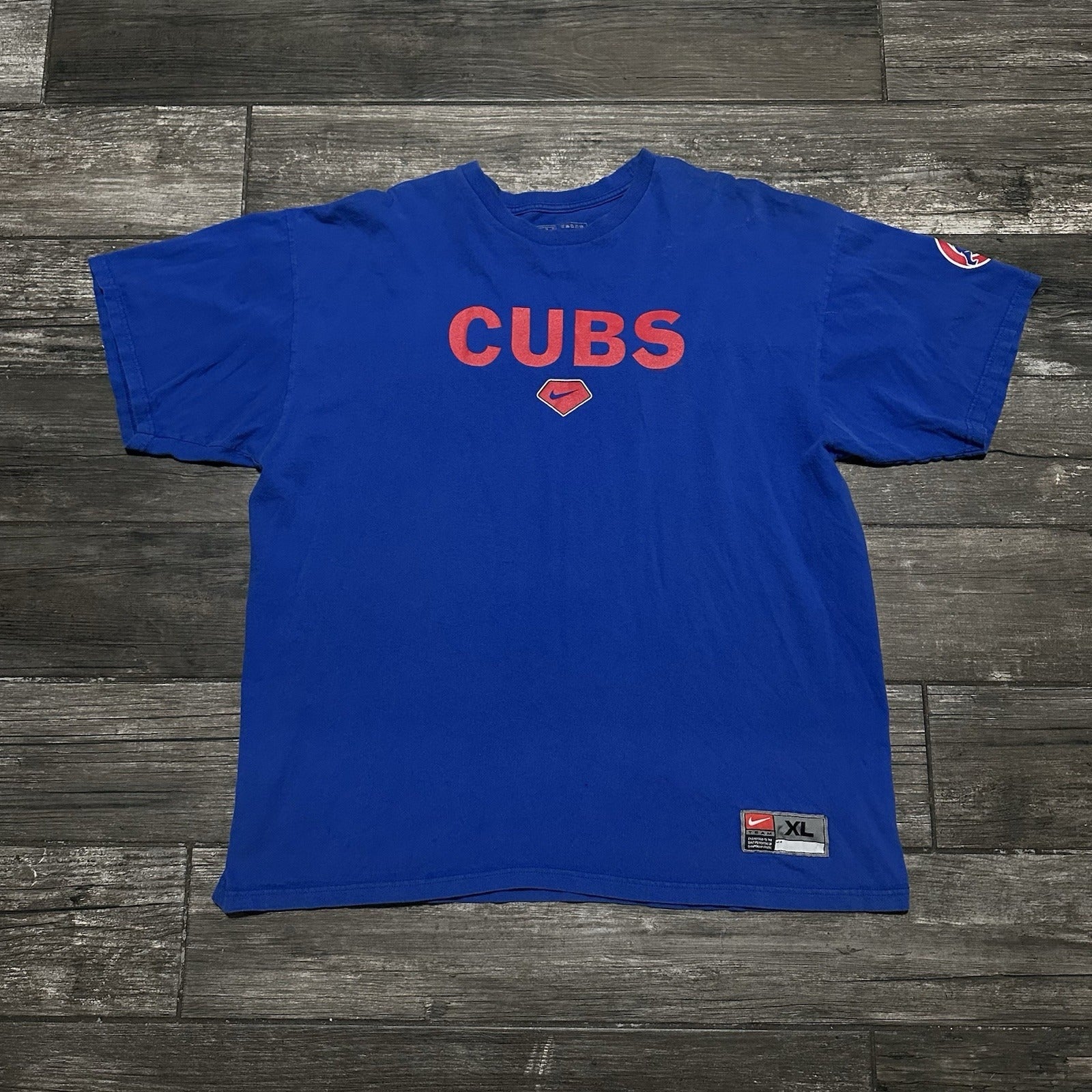 VTG NIKE CHICAGO CUBS CENTER SWOOSH SHORT SLEEVE T-SHIRT SZ XL DISTRESSED Yesterday's Fits Clothing Fashion Vintage Streetwear Fashion Item