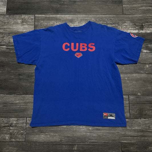 VTG NIKE CHICAGO CUBS CENTER SWOOSH SHORT SLEEVE T-SHIRT SZ XL DISTRESSED Yesterday's Fits Clothing Fashion Vintage Streetwear Fashion Item