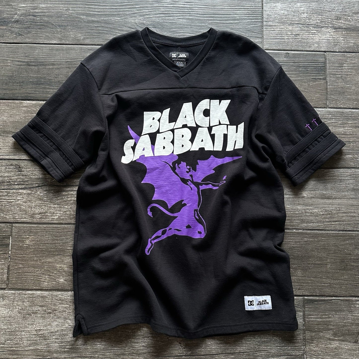 DC BLACK SABBATH HEAVYWEIGHT V-NECK SHIRT FOOTBALL JERSEY OVERSIZED OZZY SZ M Yesterday's Fits Clothing Fashion Vintage Streetwear Fashion Item