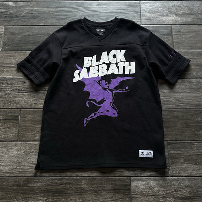 DC BLACK SABBATH HEAVYWEIGHT V-NECK SHIRT FOOTBALL JERSEY OVERSIZED OZZY SZ M Yesterday's Fits Clothing Fashion Vintage Streetwear Fashion Item