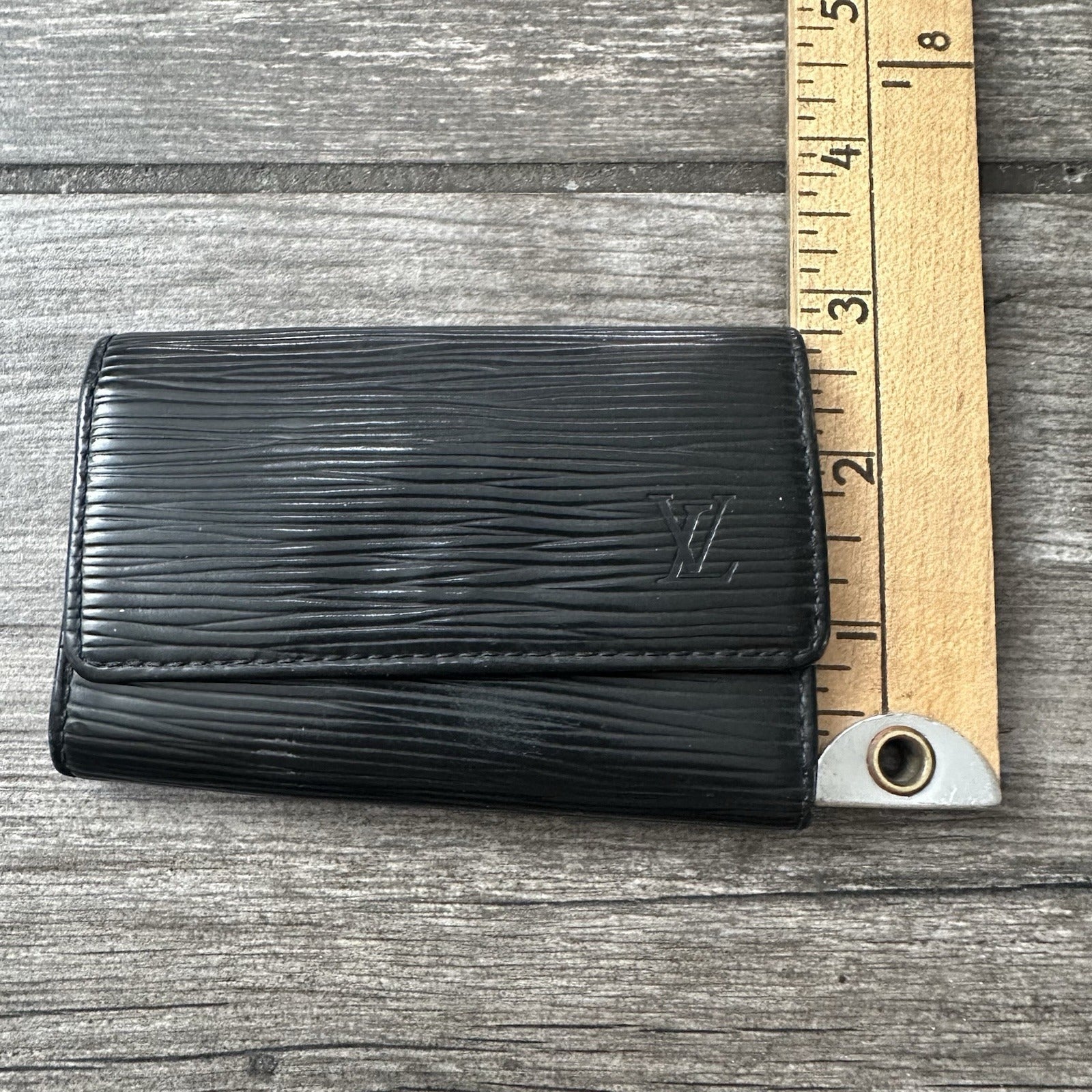 2005 LOUIS VUITTON BLACK EPI LEATHER 6 KEY MUTICLES HOLDER CA0025 AUTHENTIC (J) Yesterday's Fits Clothing Fashion Vintage Streetwear Fashion Item