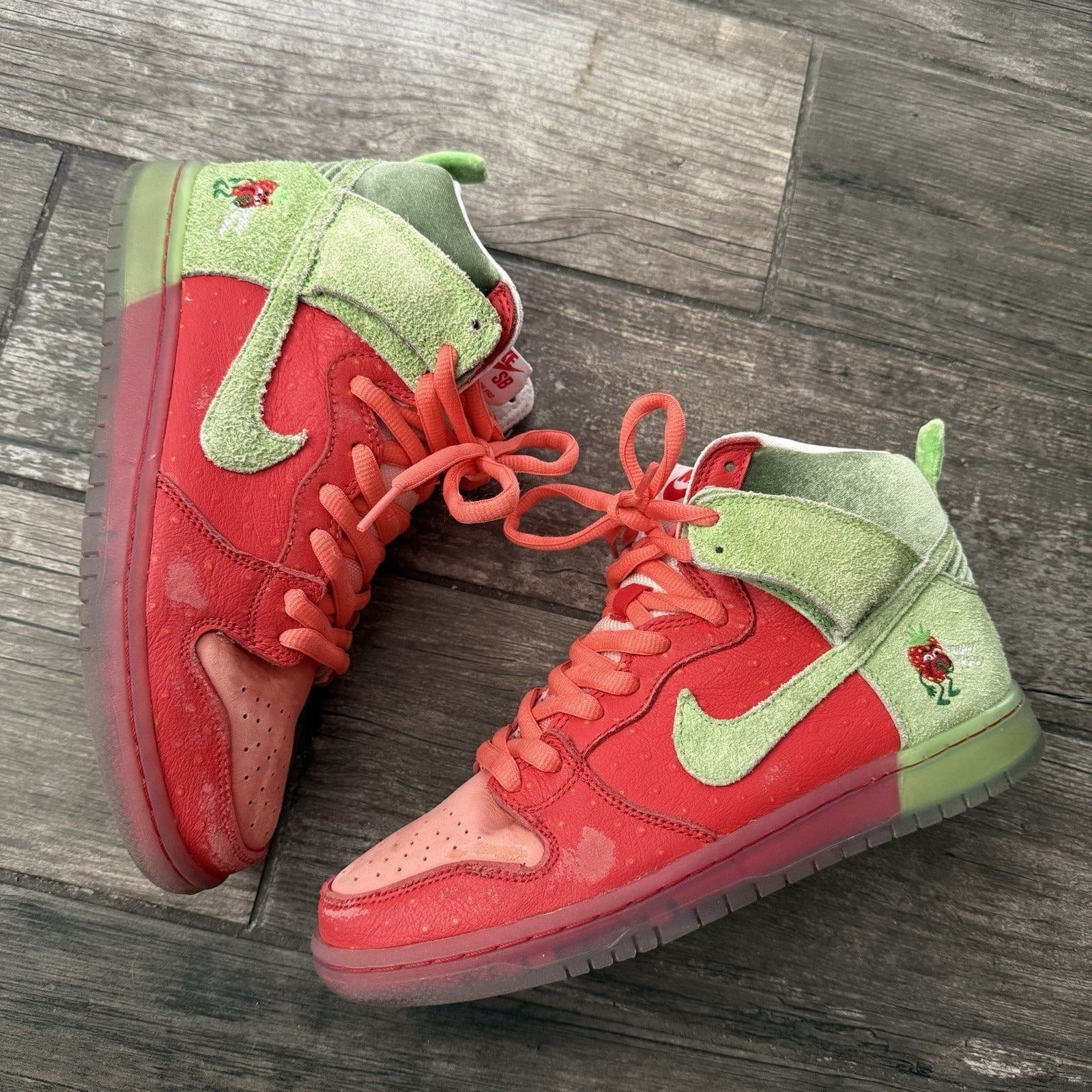 NIKE SB DUNK HI STRAWBERRY COUGH SZ 8 GREEN RED SNEAKERS NO BOX CW7093-600 Yesterday's Fits Clothing Fashion Vintage Streetwear Fashion Item