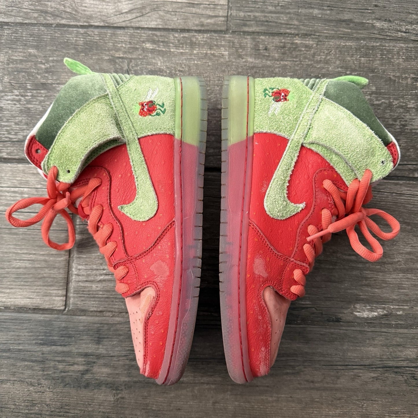 NIKE SB DUNK HI STRAWBERRY COUGH SZ 8 GREEN RED SNEAKERS NO BOX CW7093-600 Yesterday's Fits Clothing Fashion Vintage Streetwear Fashion Item