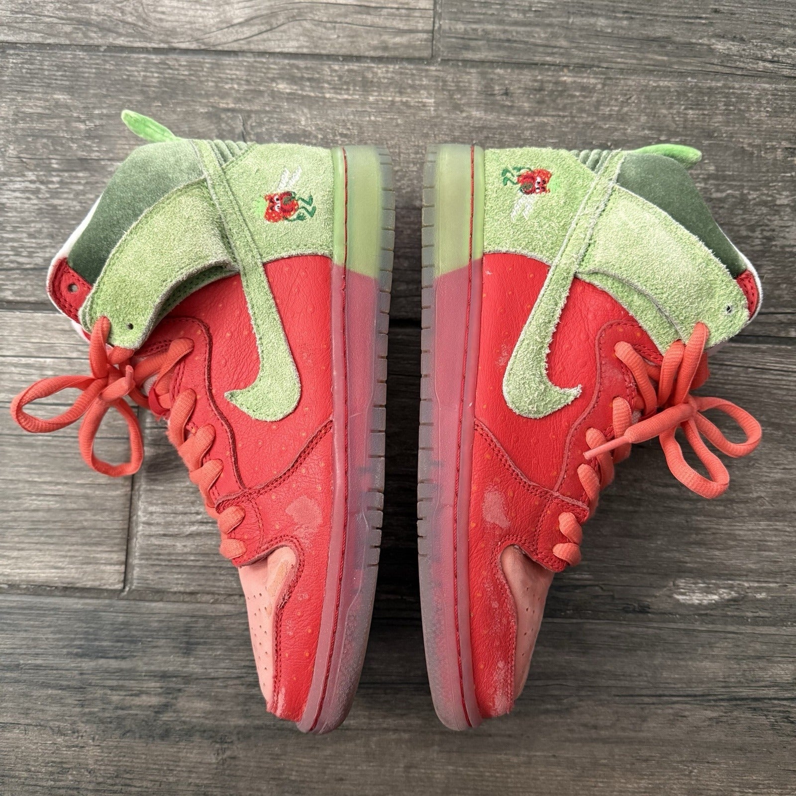 NIKE SB DUNK HI STRAWBERRY COUGH SZ 8 GREEN RED SNEAKERS NO BOX CW7093-600 Yesterday's Fits Clothing Fashion Vintage Streetwear Fashion Item