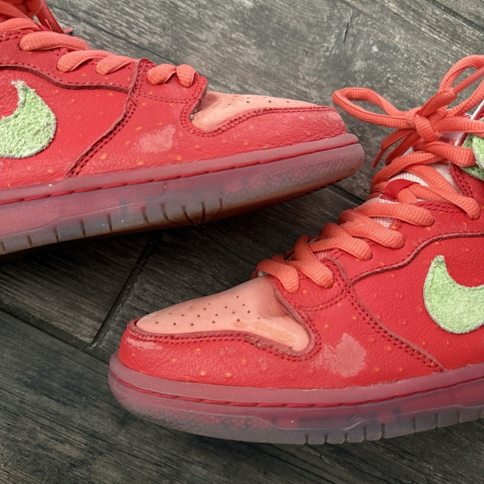 NIKE SB DUNK HI STRAWBERRY COUGH SZ 8 GREEN RED SNEAKERS NO BOX CW7093-600 Yesterday's Fits Clothing Fashion Vintage Streetwear Fashion Item