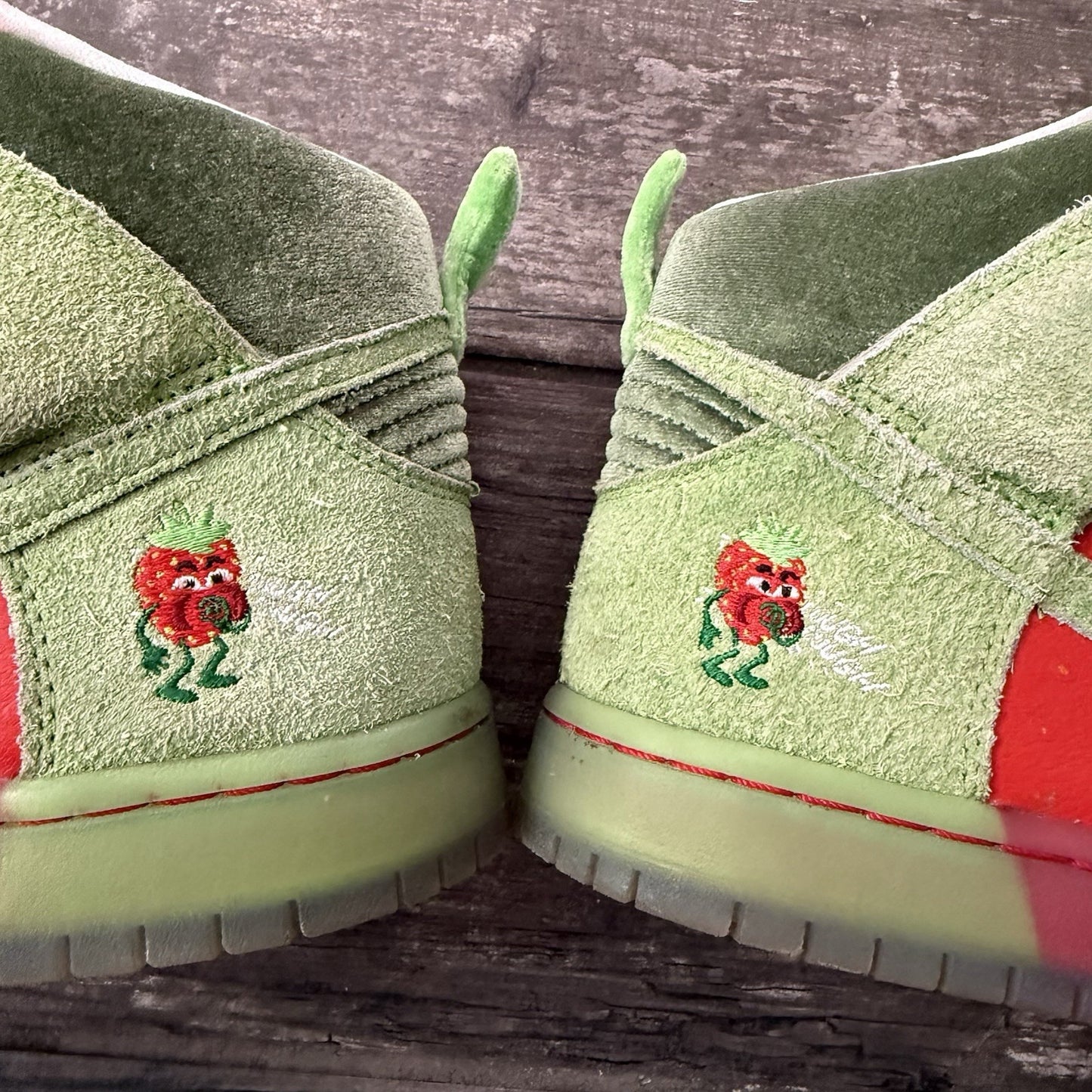 NIKE SB DUNK HI STRAWBERRY COUGH SZ 8 GREEN RED SNEAKERS NO BOX CW7093-600 Yesterday's Fits Clothing Fashion Vintage Streetwear Fashion Item