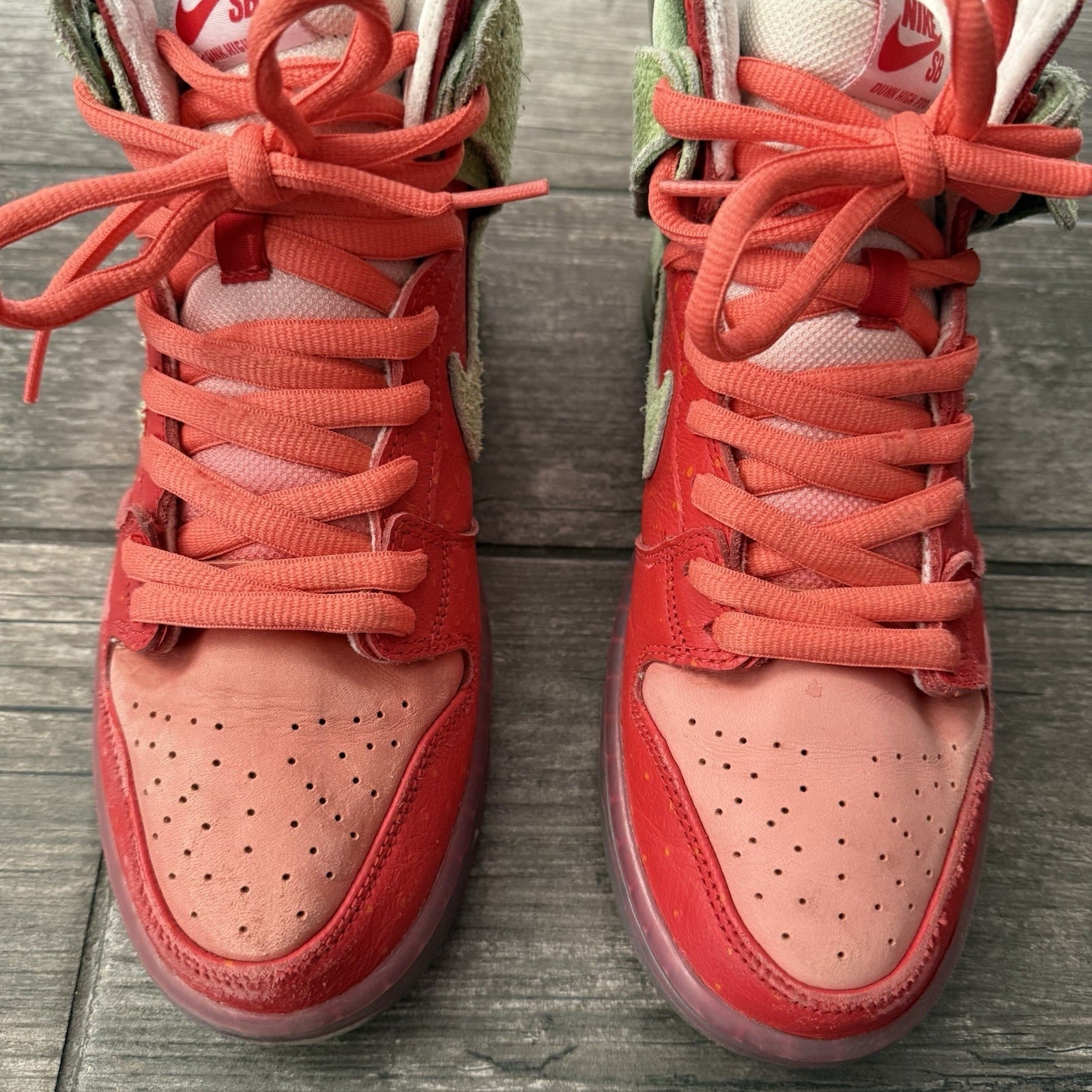 NIKE SB DUNK HI STRAWBERRY COUGH SZ 8 GREEN RED SNEAKERS NO BOX CW7093-600 Yesterday's Fits Clothing Fashion Vintage Streetwear Fashion Item