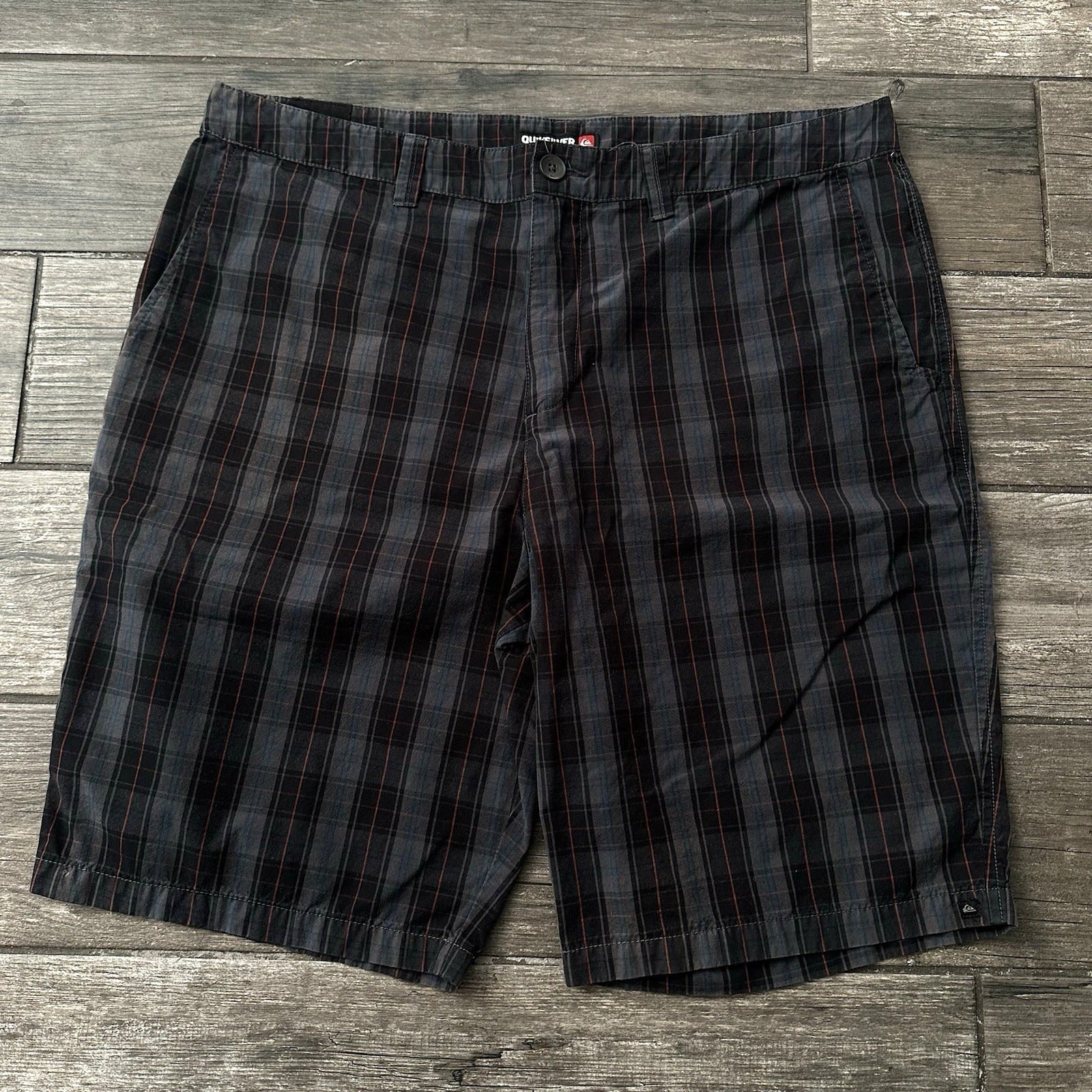 Y2K QUIKSILVER SKATE SURF PLAID CARGO SHORTS SZ 36 GREY BLUE RED Yesterday's Fits Clothing Fashion Vintage Streetwear Fashion Item