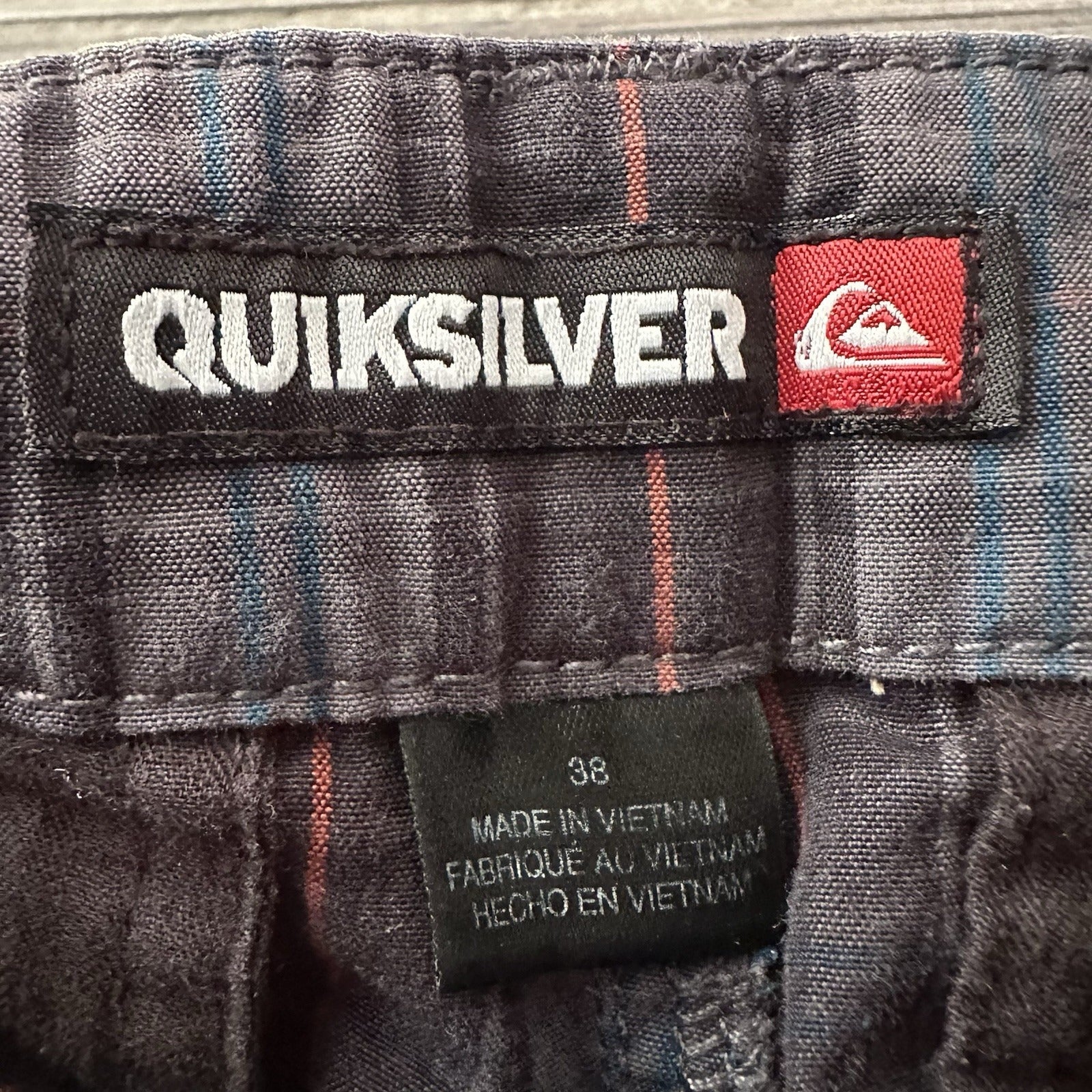 Y2K QUIKSILVER SKATE SURF PLAID CARGO SHORTS SZ 36 GREY BLUE RED Yesterday's Fits Clothing Fashion Vintage Streetwear Fashion Item