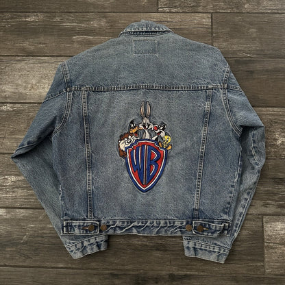 VTG WARNER BROS ACME CLOTHING LOONEY TUNES BLUE DENIM TRUCKER JACKET SZ M Yesterday's Fits Clothing Fashion Vintage Streetwear Fashion Item