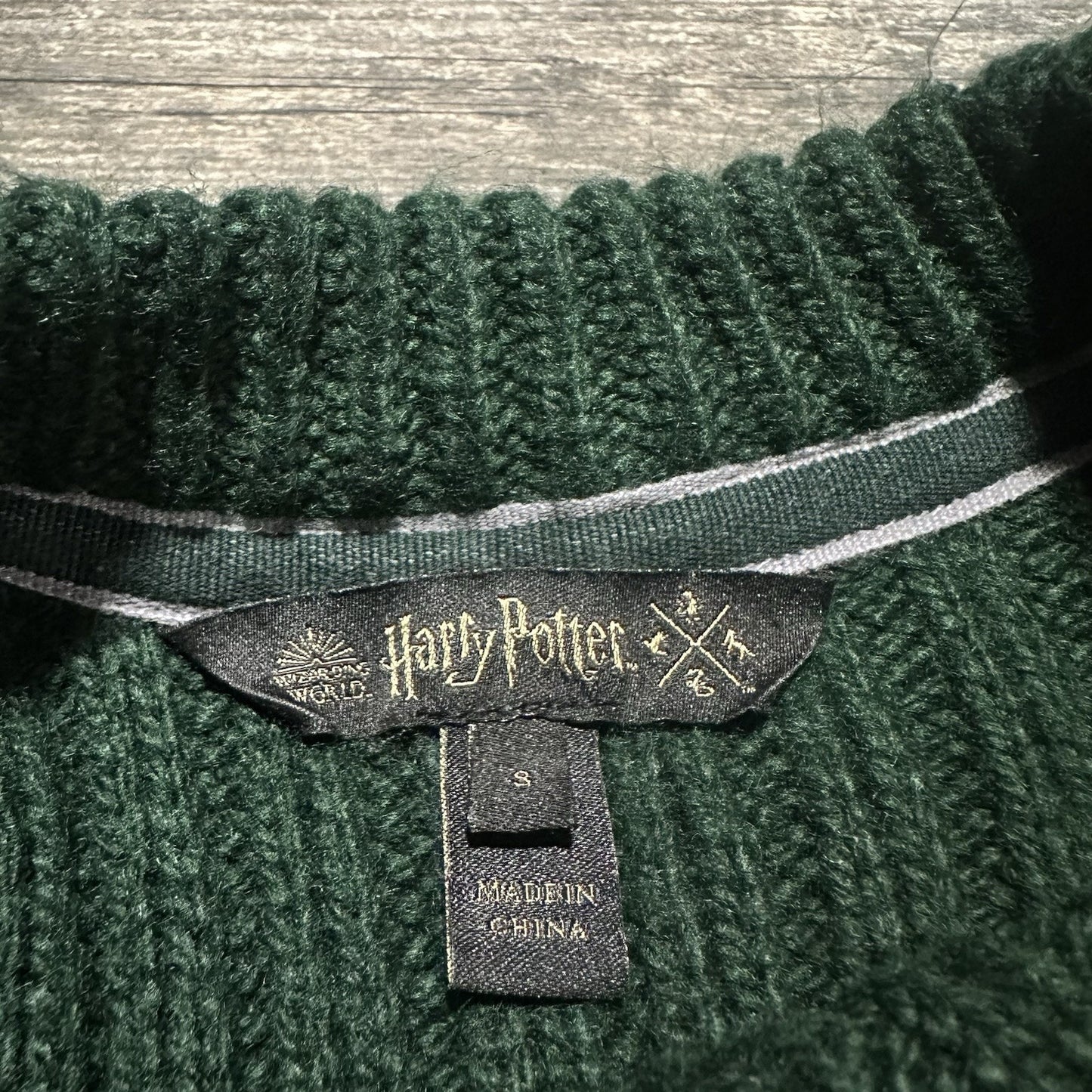 HARRY POTTER SLYTHERIN GREEN GREY HEAVY CABLE KNIT SWEATER SZ S WIAZRDS Yesterday's Fits Clothing Fashion Vintage Streetwear Fashion Item