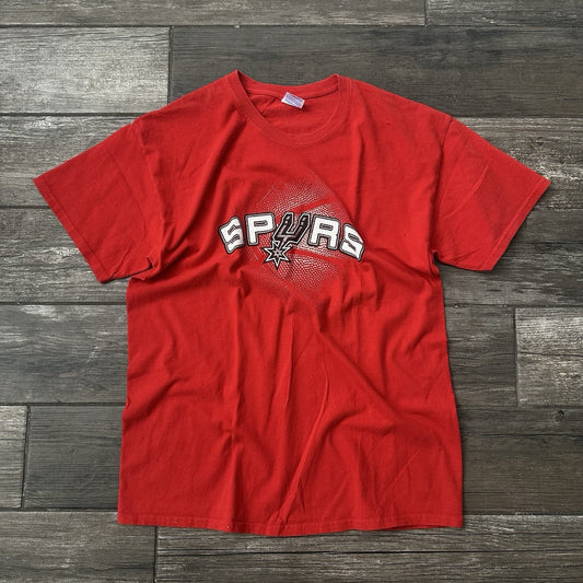 Y2K SAN ANTONIO SPURS BASKETBALL RED T-SHIRT LOGO SZ L NBA Yesterday's Fits Clothing Fashion Vintage Streetwear Fashion Item