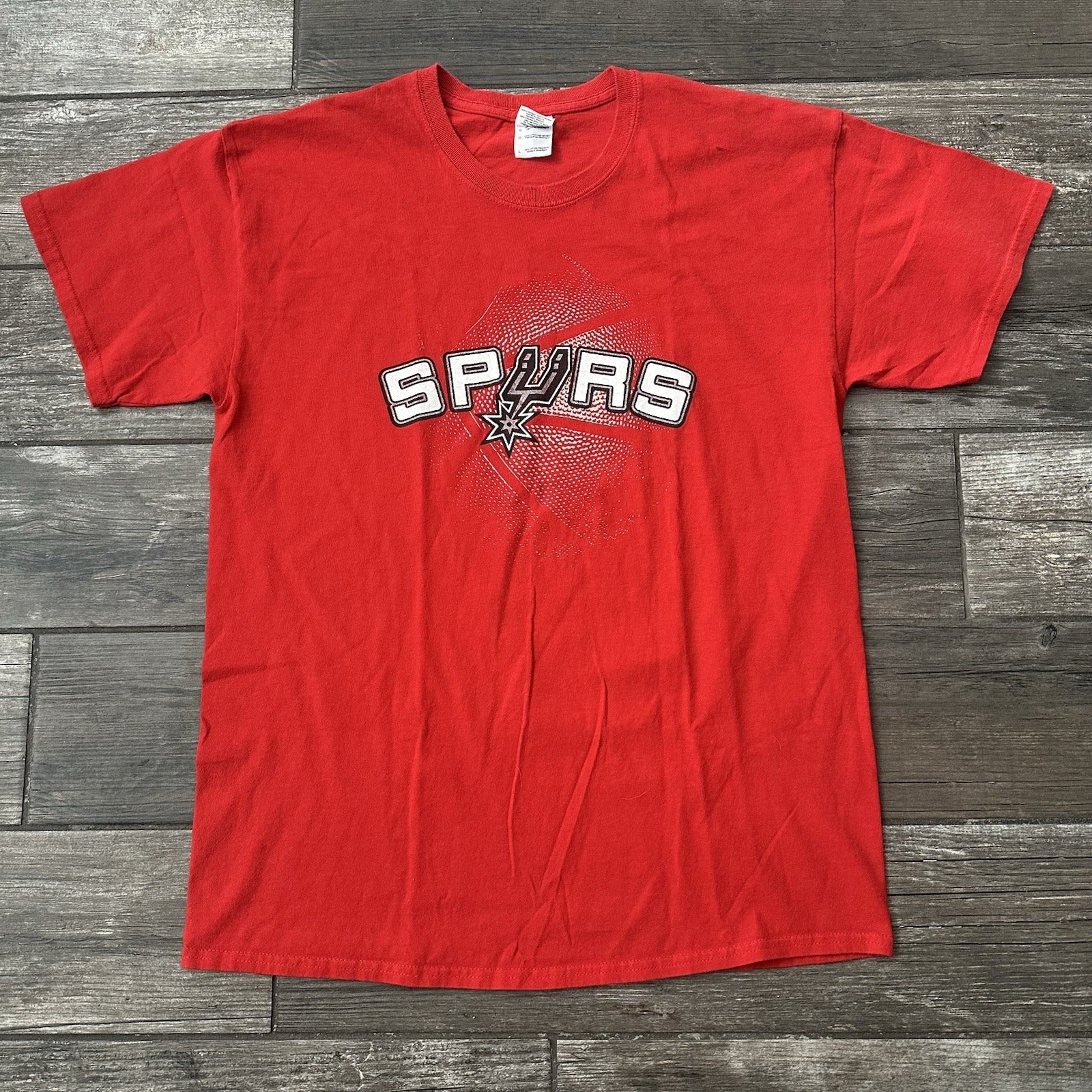 Y2K SAN ANTONIO SPURS BASKETBALL RED T-SHIRT LOGO SZ L NBA Yesterday's Fits Clothing Fashion Vintage Streetwear Fashion Item