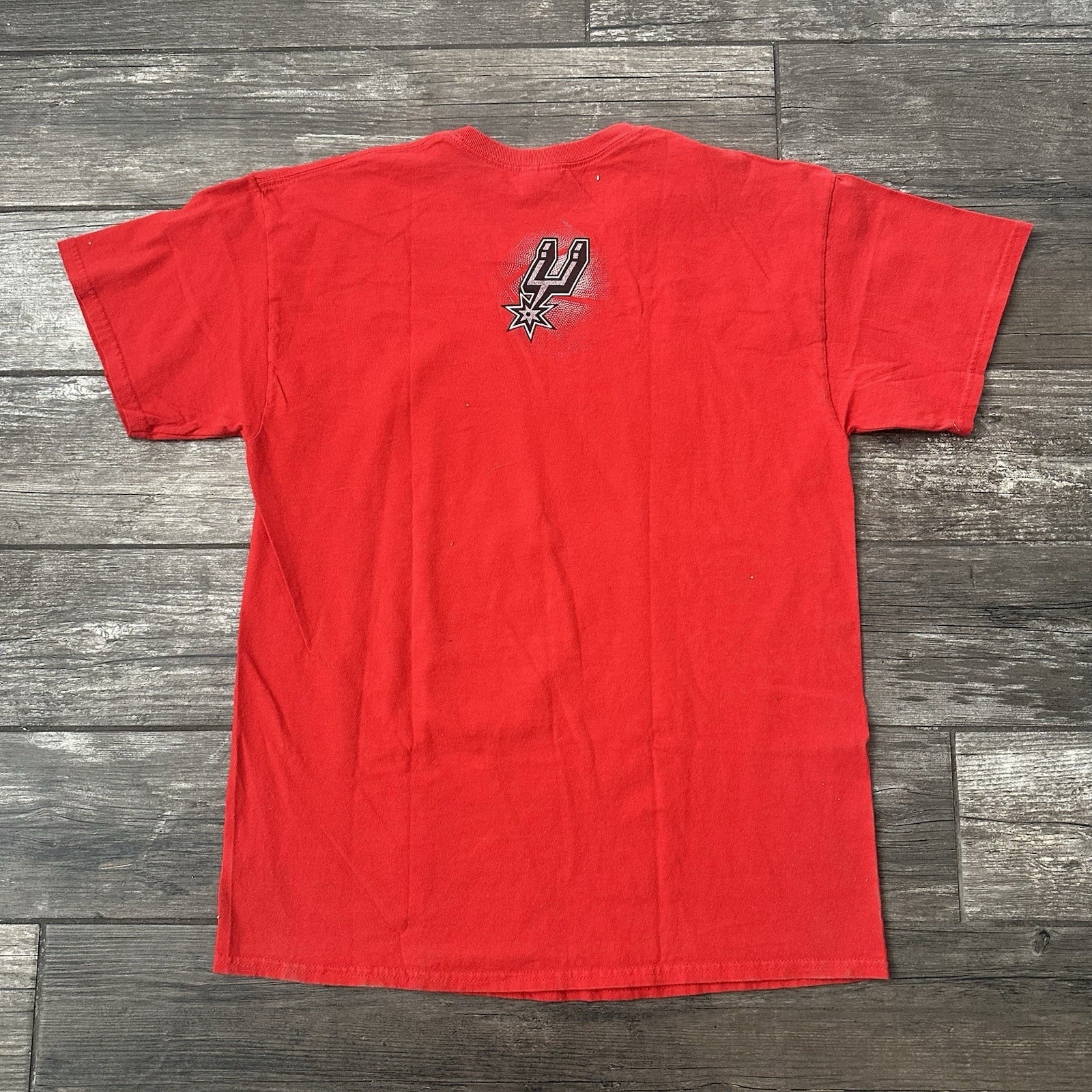 Y2K SAN ANTONIO SPURS BASKETBALL RED T-SHIRT LOGO SZ L NBA Yesterday's Fits Clothing Fashion Vintage Streetwear Fashion Item