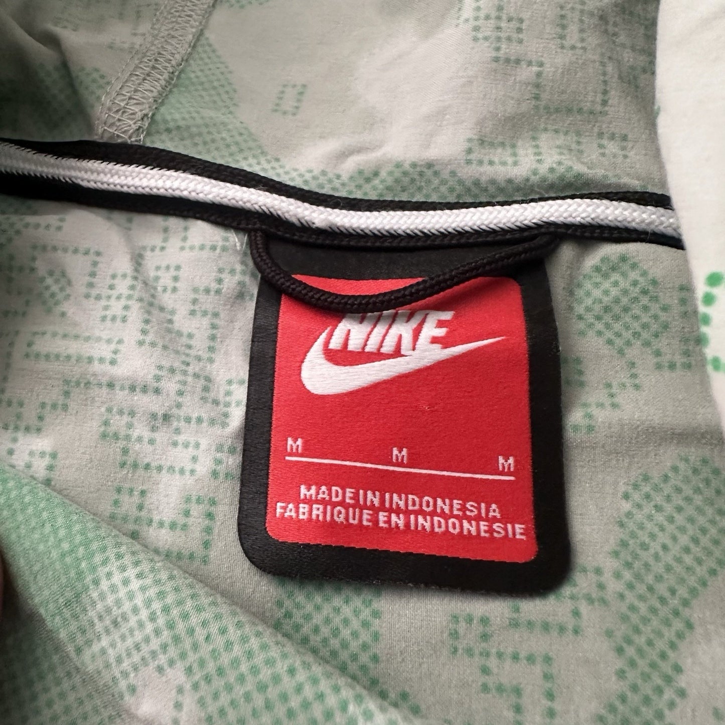 NIKE TECH WOVEN GREEN CAMO FULL ZIP WINDRUNNER WINDBREAKER JACKET SZ M Yesterday's Fits Clothing Fashion Vintage Streetwear Fashion Item