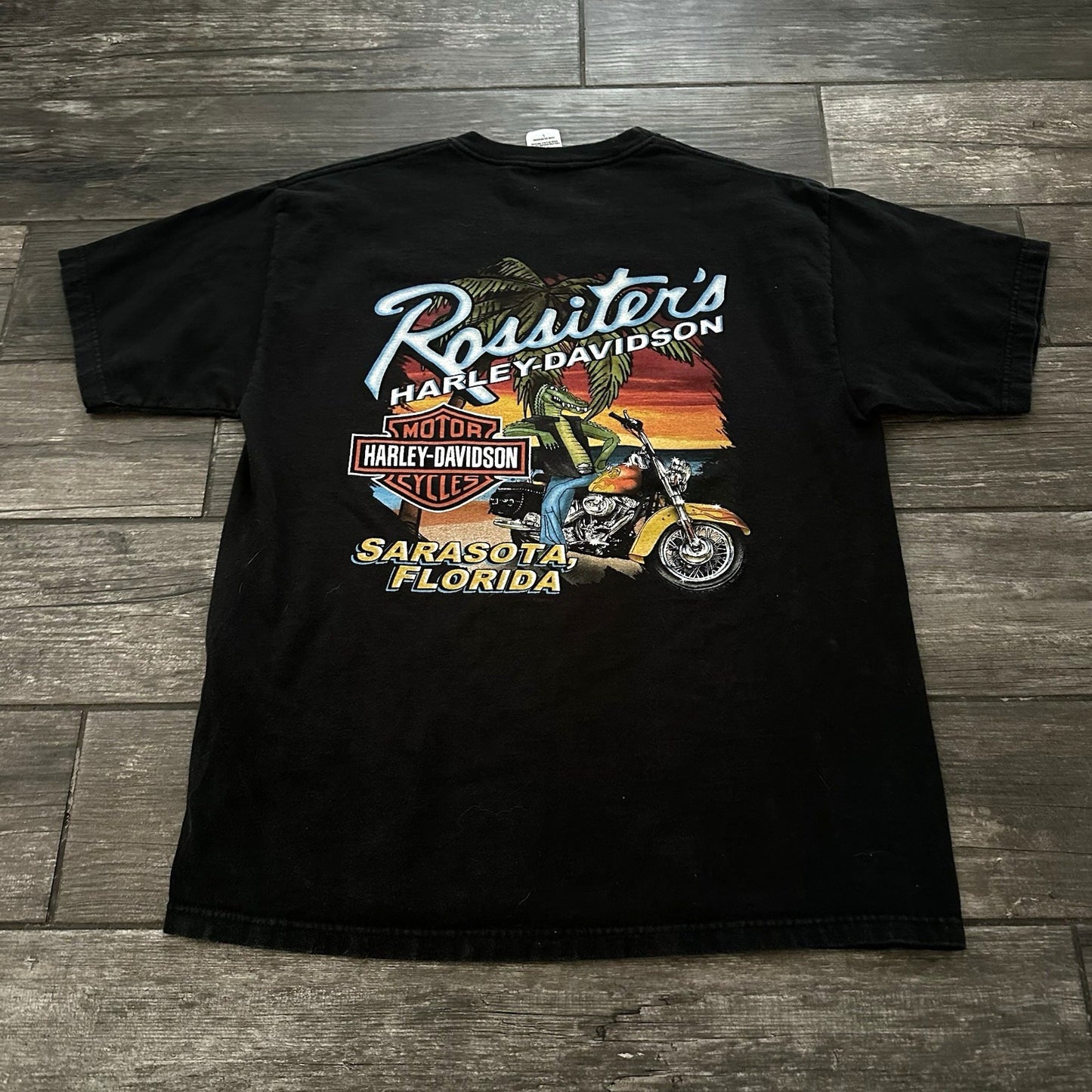 HARLEY-DAVIDSON MOTORCYCLES SARATOSA FL EAGLE LIGHTNING GATOR T-SHIRT SZ L Yesterday's Fits Clothing Fashion Vintage Streetwear Fashion Item