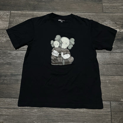 UNIQLO KAWS COMPANIONS HUGGING BLACK SHORT SLEEVE T-SHIRT SZ S STREETWEAR Yesterday's Fits Clothing Fashion Vintage Streetwear Fashion Item
