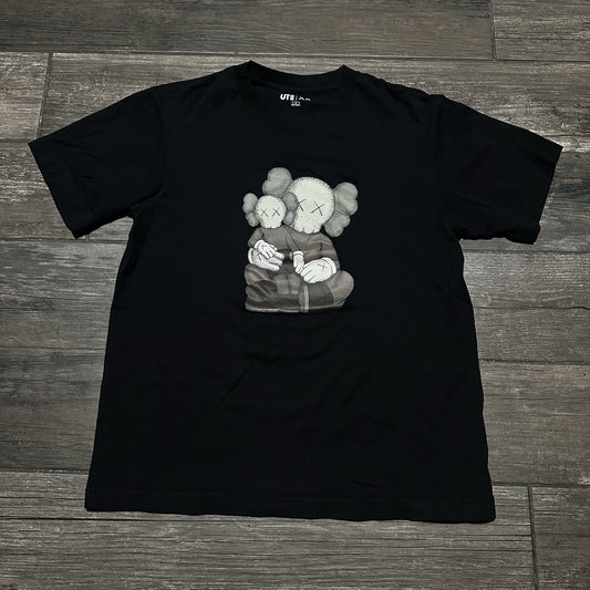 UNIQLO KAWS COMPANIONS HUGGING BLACK SHORT SLEEVE T-SHIRT SZ S STREETWEAR Yesterday's Fits Clothing Fashion Vintage Streetwear Fashion Item