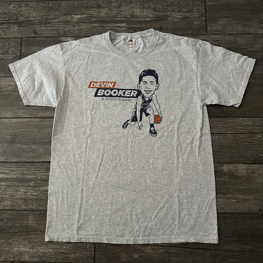 PHOENIX SUNS DEVIN BOOKER #1 SHOOTING GAURD GREY BASKETBALL T-SHIRT SZ L PROMO Yesterday's Fits Clothing Fashion Vintage Streetwear Fashion Item